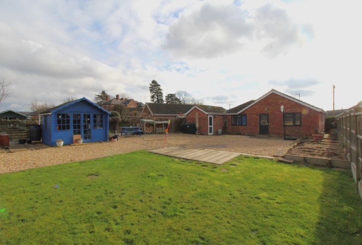 27  Hilltop Close Eagle Lincoln LN6 9HG Image 1 - King and Co