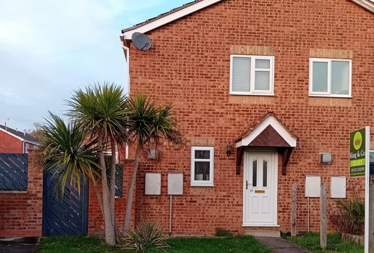 27  Woodhill Avenue Gainsborough DN21 1FB Image 1 - King and Co